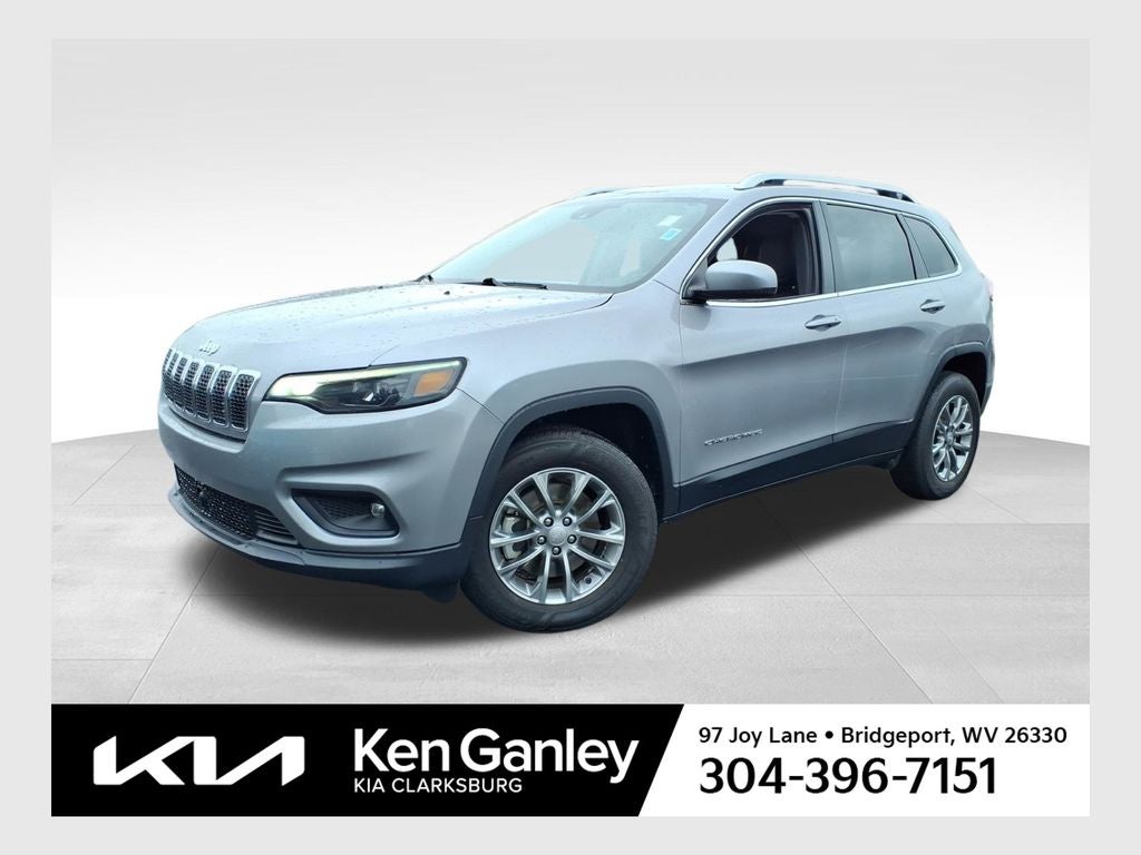 2021 Jeep Cherokee Latitude Lux in Billet Silver Metallic Clearcoat — front three-quarter view
